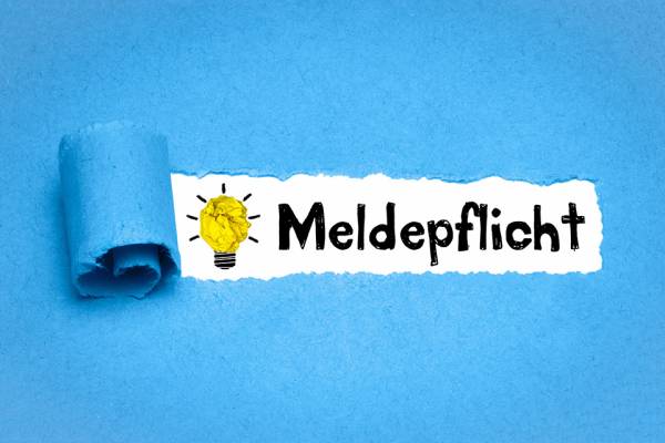 Foto: Glühbirne mit dem Text Meldepflicht