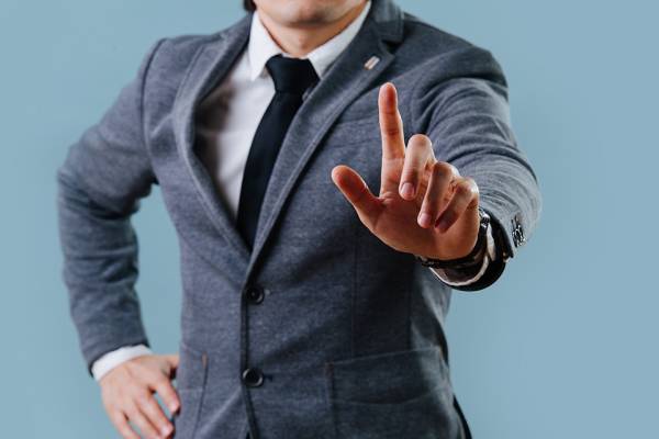 Foto: Mann streckt Zeigefinger aus
