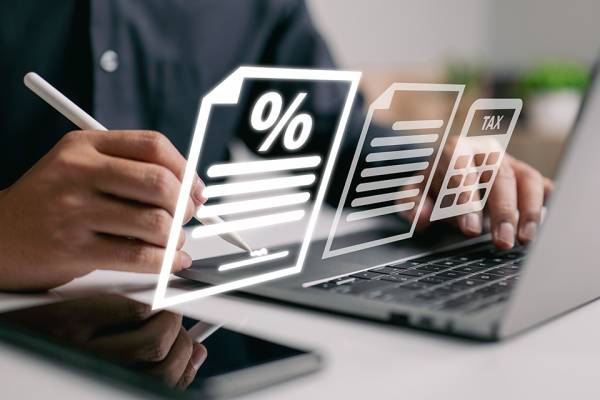 Foto: Person arbeitet am Laptop