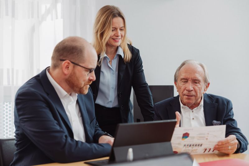 Mann mit Laptop