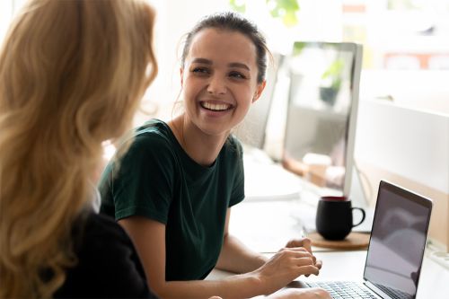 Mädchen spricht mit Tutorin