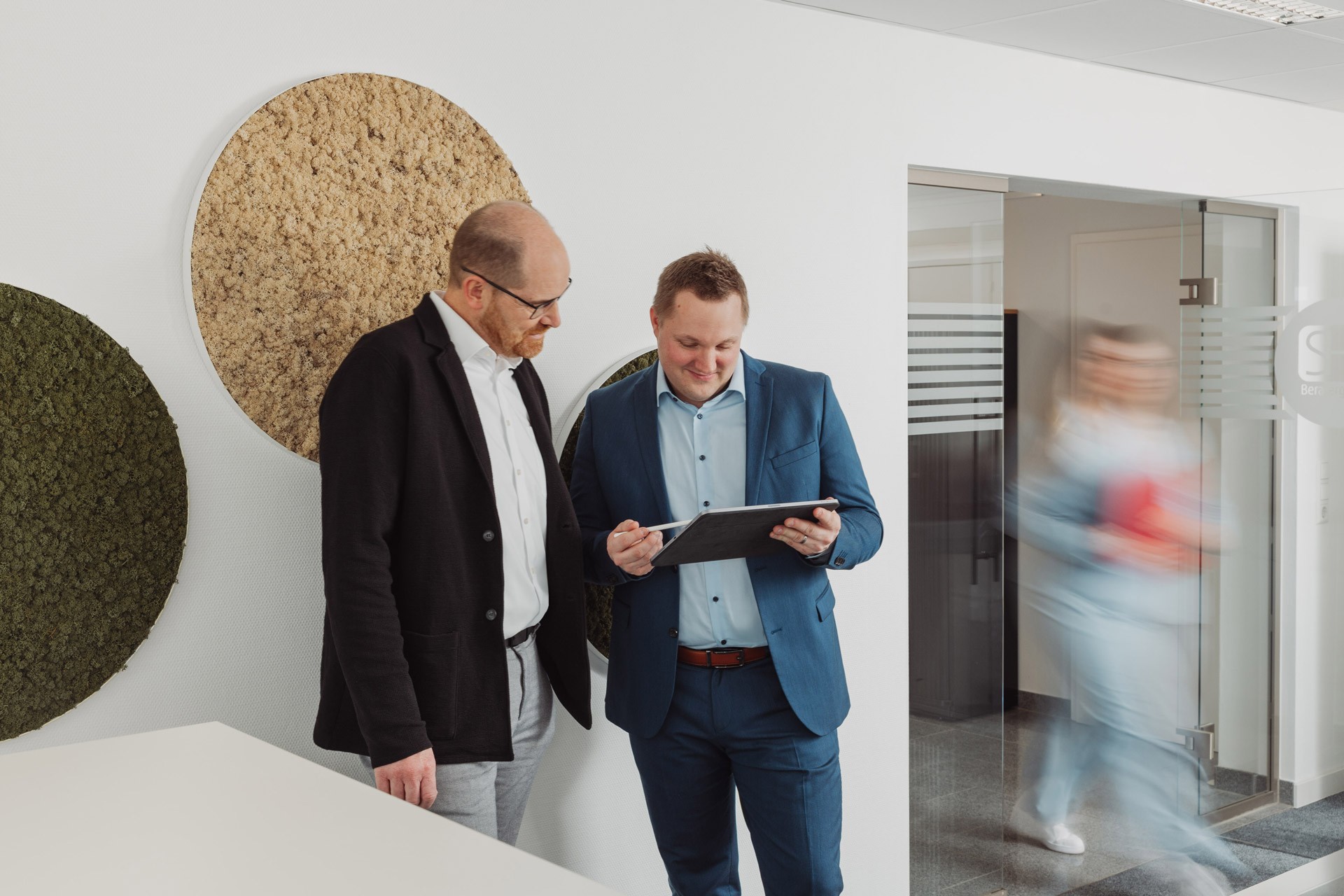 Foto: Frau mit Tablet in der Hand - 